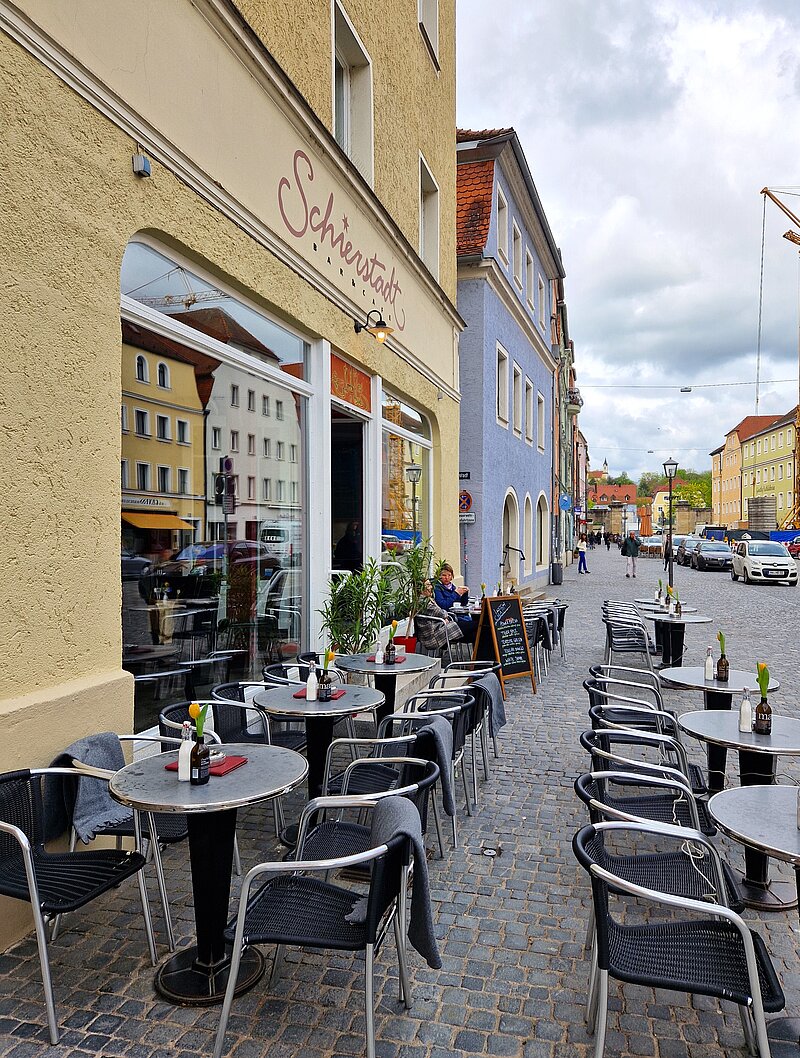 Das Café Schierstadt von Außen mit Blick in die Straße Richtung Schleuse